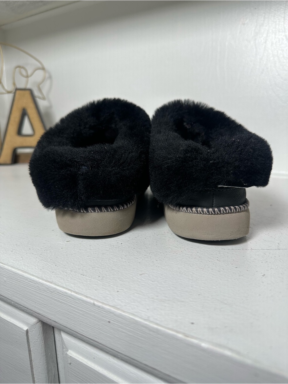 OluKai Women’s Size 8 Black Plush Slippers House Shoes Faux Fur Comfort - Picture 5 of 8